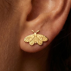 24k Gold gefüllte kleine Motten Ohrstecker: Naturliebhaber Geschenk