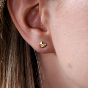Aretes de croissant rellenos de oro de 24 k: delicadas joyas culinarias