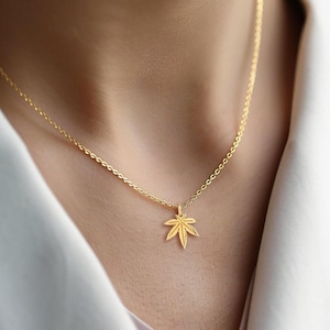Collana con foglia di marijuana "medicinale" in oro 24k