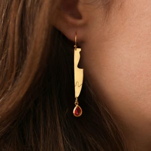 Gold Cleaver Ohrringe mit Rubin Tropfen - Einzigartige Ohrhänger