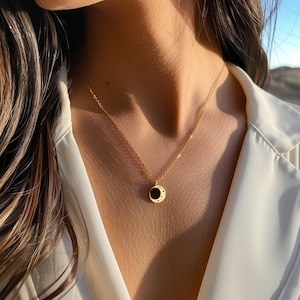 Puede incluir: Un letrero de madera rústico con el texto "Welcome to our home" en un estilo manuscrito. El letrero presenta un acabado envejecido y un diseño simple y acogedor, ideal para un porche o entrada.