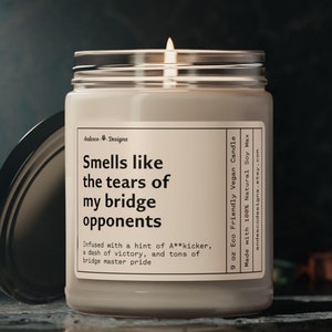 Lustig Brücke Spiel Kerze Geschenk für Brücke Spieler Geschenke Brücke Spiel Geschenke für Frauen Männer Riecht wie die Tränen der meiner Brücke Gegner Kerze