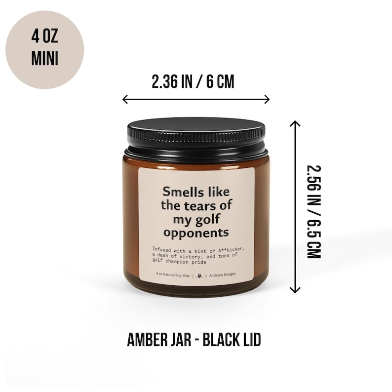 Pode incluir: Um frasco de vela de vidro &acirc;mbar de 4 on&ccedil;as com uma tampa preta. A vela &eacute; etiquetada como "Smells like the tears of my golf opponents". O frasco mede 6 cm de largura e 6,5 cm de altura.