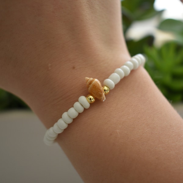 White Shell Beaded Bracelet | Minimalistic Jewelry | Beachy Jewelry | Trendy Bracelets for Teens | Aesthetic Shell Bracelet | Gifts for Her