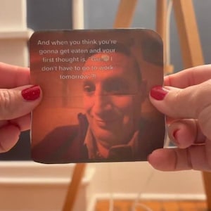 Puede incluir: Un posavasos cuadrado con una imagen borrosa del rostro de un hombre y texto. El texto dice: "Y cuando piensas que te van a comer y tu primer pensamiento es, '¡Genial! ¡No tengo que ir a trabajar mañana?!'"