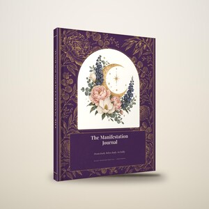 Könnte beinhalten: Ein violettes Hardcover-Journal mit dem Titel The Manifestation Journal, verziert mit goldenen Blumenillustrationen und einer zentralen Bogen-Grafik, die einen goldenen Halbmond, Sterne sowie einen Strauß aus rosa und weißen Blüten zeigt.