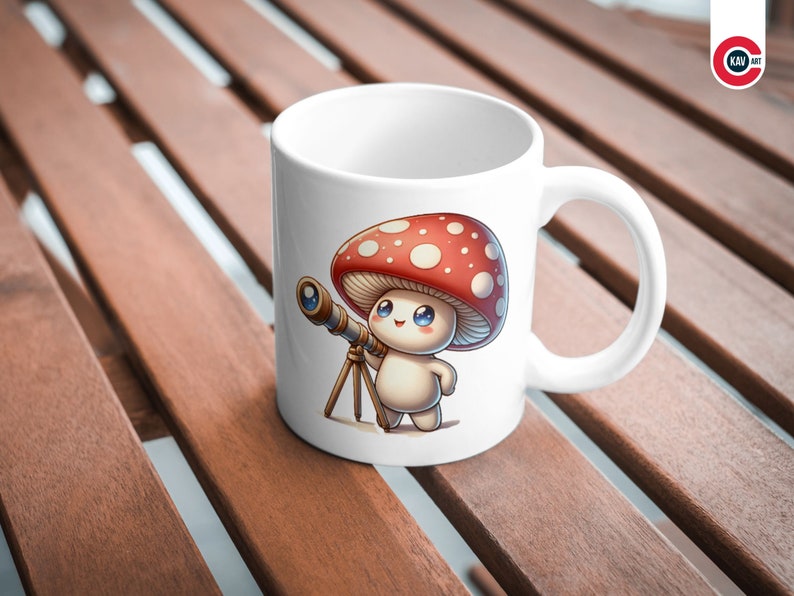 Peut inclure: Une tasse en c&eacute;ramique blanche avec une illustration de dessin anim&eacute; d'un personnage de champignon tenant un t&eacute;lescope. Le champignon est rouge avec des points blancs et a un visage mignon.