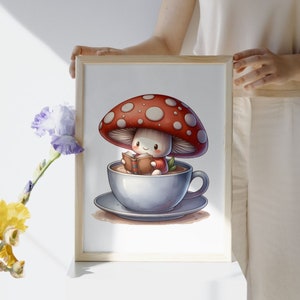 Peut inclure: Une illustration fantaisiste d'un personnage champignon assis dans une tasse &agrave; th&eacute; et lisant un livre. Le champignon est rouge avec des points blancs et a un visage mignon. La tasse &agrave; th&eacute; est bleue et blanche et repose sur une soucoupe. L'illustration est encadr&eacute;e dans un cadre en bois clair.