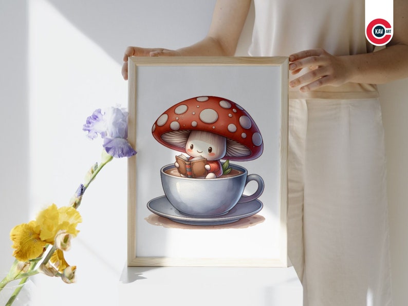 Peut inclure: Une illustration fantaisiste d'un personnage champignon assis dans une tasse &agrave; th&eacute; et lisant un livre. Le champignon est rouge avec des points blancs et a un visage mignon. La tasse &agrave; th&eacute; est bleue et blanche et repose sur une soucoupe. L'illustration est encadr&eacute;e dans un cadre en bois clair.