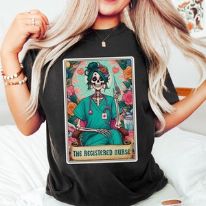 Chemise carte de tarot L'infirmière, t-shirt d'Halloween pour infirmière des urgences Ghost Comfort Colors®, costume effrayant d'infirmière de l'USIN, t-shirt pour personnel infirmier, cadeau pour infirmière USIP