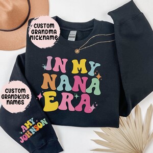 Personalized Grandma Sweatshirt with grandkids name on sleeve Custom Gigi Sweater Mothers Day Gift for Nana Mimi Pullover In my era crewneck