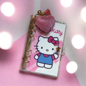 Carpeta de ahorros con temática de Kitty / Desafíos de ahorro de Helo Kitty / Carpeta incluida / Mini desafíos de ahorro / Carpeta con dije rosa