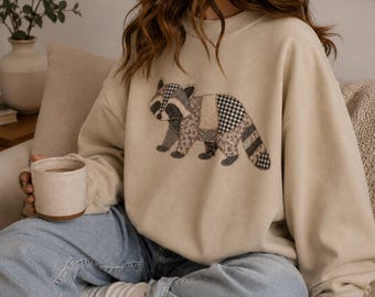 Felpa Comfort Colors con finta pelliccia di procione, maglietta trapuntata, regalo per amanti degli animali, maglione in stile cottagecore, regalo per amanti del procione