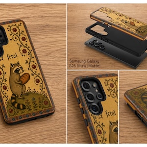K&ouml;nnte beinhalten: Eine Samsung Galaxy S25 Ultra Handyh&uuml;lle mit matter Oberfl&auml;che, beigem Hintergrund, einem Waschb&auml;ren mit Brotlaib, Blumenranken und dem Wort feral. Die H&uuml;lle hat ein schwarzes Innenleben und Aussparungen f&uuml;r Kameralinsen und Tasten.