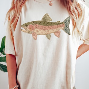 Komfortfärger Faux Patchwork regnbågsforellskjorta, Quiltad Cottagecore fisk-t-shirt, camping-t-shirt, Friluftslivsgåva, Fiske-tröja, Sjö-tröja bild 7