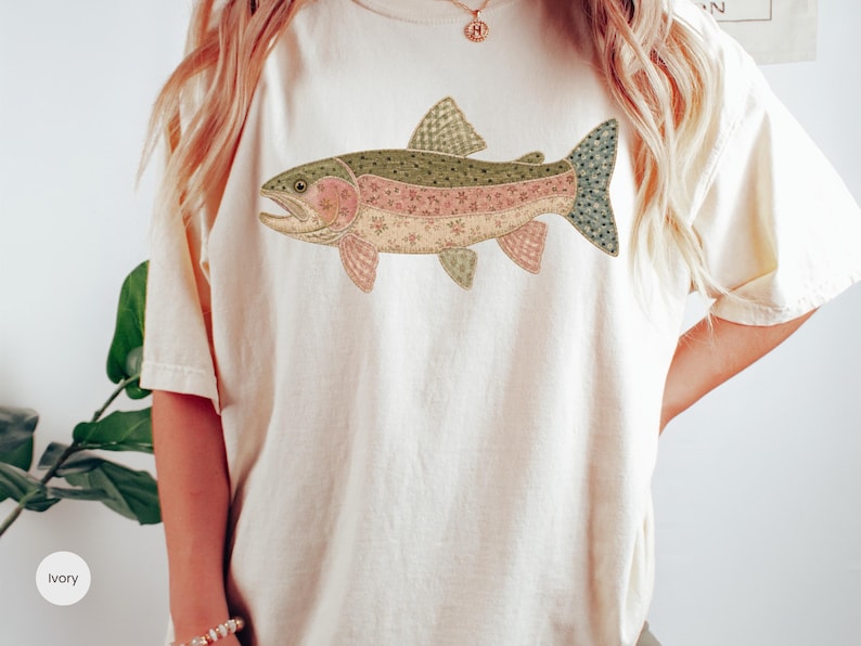 Komfortfärger Faux Patchwork regnbågsforellskjorta, Quiltad Cottagecore fisk-t-shirt, camping-t-shirt, Friluftslivsgåva, Fiske-tröja, Sjö-tröja bild 7