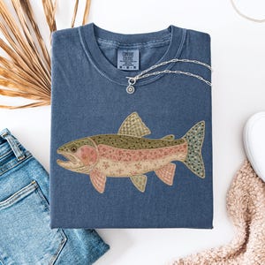 Komfortfärger Faux Patchwork regnbågsforellskjorta, Quiltad Cottagecore fisk-t-shirt, camping-t-shirt, Friluftslivsgåva, Fiske-tröja, Sjö-tröja bild 5