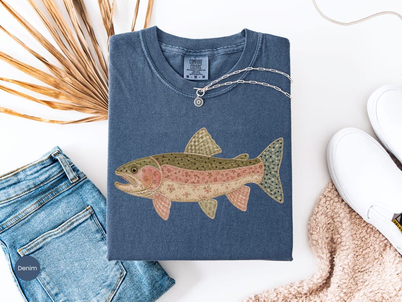 Komfortfärger Faux Patchwork regnbågsforellskjorta, Quiltad Cottagecore fisk-t-shirt, camping-t-shirt, Friluftslivsgåva, Fiske-tröja, Sjö-tröja bild 5