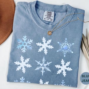 Snowflakes Shirts, Comfort Colors Christmas Tee Winter Shirt Aesthetic Snowflake Shirt Christmas Tshirt for Women Cute Festive Holiday Shirt