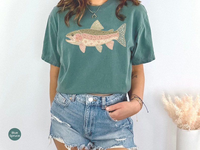 Komfortfärger Faux Patchwork regnbågsforellskjorta, Quiltad Cottagecore fisk-t-shirt, camping-t-shirt, Friluftslivsgåva, Fiske-tröja, Sjö-tröja bild 1