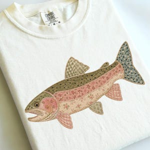 Komfortfärger Faux Patchwork regnbågsforellskjorta, Quiltad Cottagecore fisk-t-shirt, camping-t-shirt, Friluftslivsgåva, Fiske-tröja, Sjö-tröja bild 3