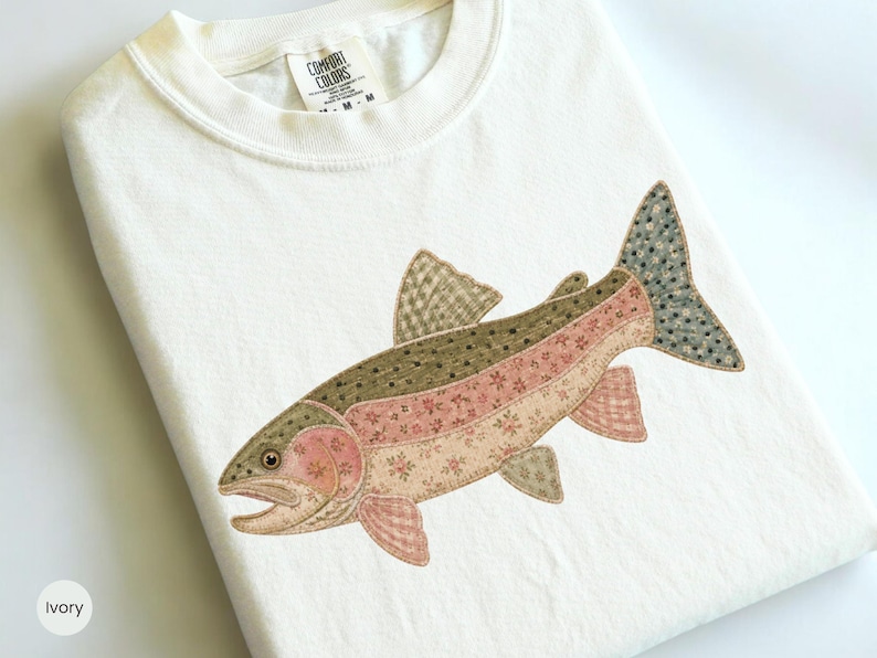 Komfortfärger Faux Patchwork regnbågsforellskjorta, Quiltad Cottagecore fisk-t-shirt, camping-t-shirt, Friluftslivsgåva, Fiske-tröja, Sjö-tröja bild 3