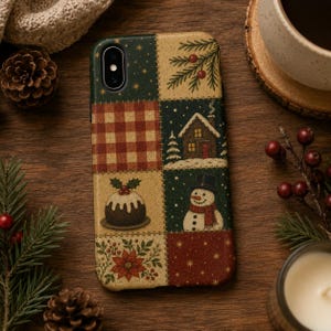 Puede incluir: Una funda para smartphone con un diseño de patchwork que presenta varias ilustraciones navideñas, incluyendo una cabaña en la nieve, un muñeco de nieve con bufanda roja, un pudin de Navidad, flores de pascua, cuadros vichy y ramas de pino.