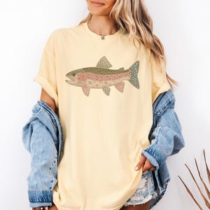 Komfortfärger Faux Patchwork regnbågsforellskjorta, Quiltad Cottagecore fisk-t-shirt, camping-t-shirt, Friluftslivsgåva, Fiske-tröja, Sjö-tröja bild 4