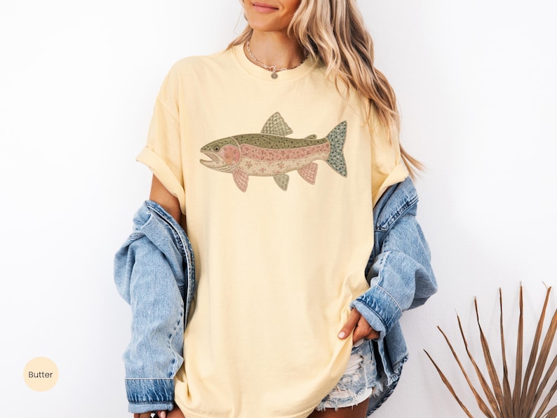 Komfortfärger Faux Patchwork regnbågsforellskjorta, Quiltad Cottagecore fisk-t-shirt, camping-t-shirt, Friluftslivsgåva, Fiske-tröja, Sjö-tröja bild 4