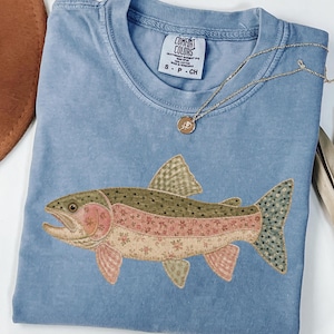 Komfortfärger Faux Patchwork regnbågsforellskjorta, Quiltad Cottagecore fisk-t-shirt, camping-t-shirt, Friluftslivsgåva, Fiske-tröja, Sjö-tröja bild 6