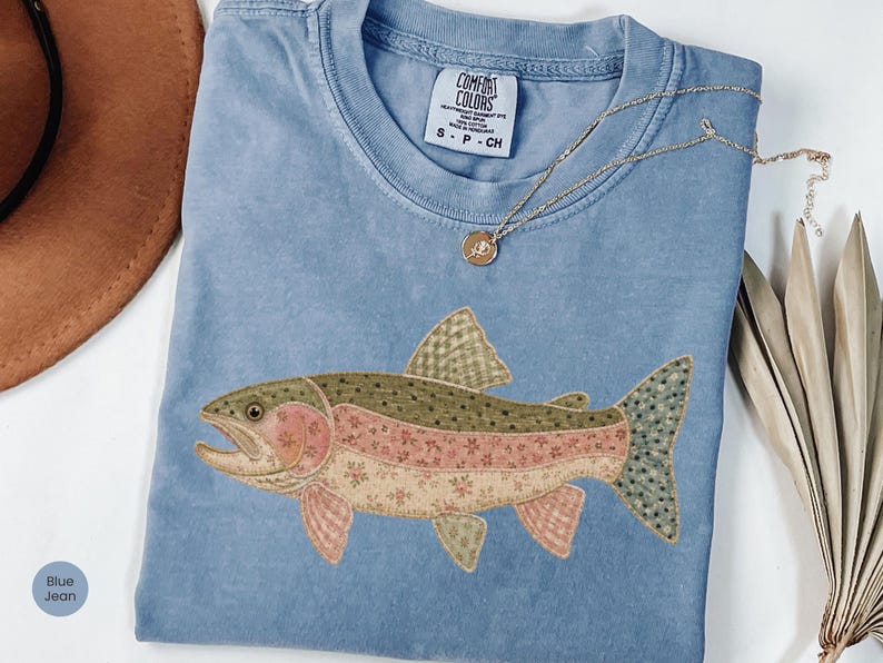 Komfortfärger Faux Patchwork regnbågsforellskjorta, Quiltad Cottagecore fisk-t-shirt, camping-t-shirt, Friluftslivsgåva, Fiske-tröja, Sjö-tröja bild 6