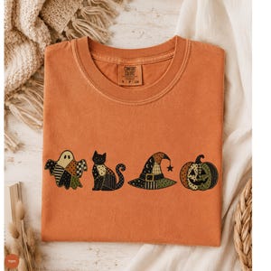 T-shirt d'Halloween Comfort Colors en faux patchwork, avec chapeau de sorcière fantôme, chat noir et citrouille, style cottagecore effrayant.