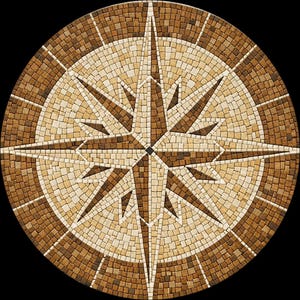 Peut inclure: Design de carrelage en mosaïque circulaire représentant une rose des vents dans des tons marron et beige. La rose des vents a huit pointes et est entourée d'une bordure circulaire. La mosaïque est faite de petits carreaux carrés.