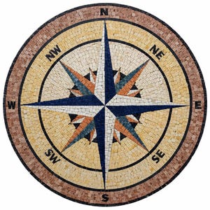 Peut inclure: Une rose des vents circulaire en mosaïque. Le design présente une étoile centrale blanche et bleu marine, avec des accents orange et bleu. Les points cardinaux sont indiqués en noir sur fond beige, encadrés d'une bordure marron. Diamètre: environ 76 cm.