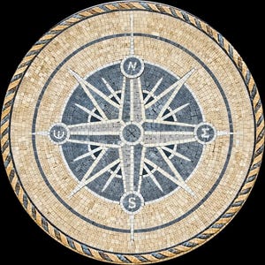 Peut inclure: Design de boussole en mosaïque circulaire avec une rose des vents détaillée dans les tons de gris, beige et marron. Les points cardinaux sont marqués N, S, E et W. La mosaïque est entourée d'une bordure décorative.