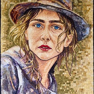 Handgefertigtes Stein Mosaik Portrait - Frau mit Hut, zeitgenössische Wandkunst, Wohnkultur für drinnen und draußen - figuratives Kunstwerk - kundenspezifische Größen