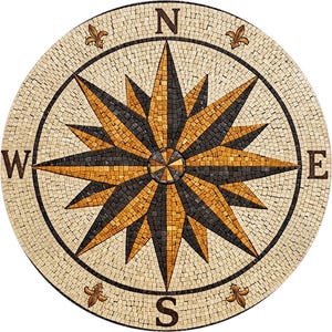Peut inclure: Une boussole en mosaïque circulaire avec un motif en étoile dans les tons noir et or. Les points cardinaux, Nord, Sud, Est et Ouest, sont indiqués. La mosaïque est entourée d'une bordure et de symboles décoratifs de fleur de lys.