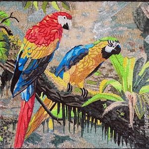 Handgefertigtes Papagei Mosaik Wandbild - Tropische Ara Vögel im Dschungel | Buntes Stein & Marmor Mosaik | Exotisches Natur-inspiriertes Dekor | Jede Größe