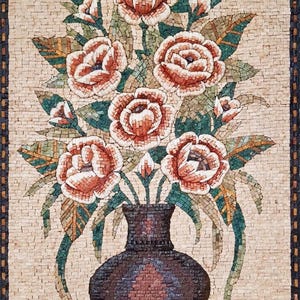 Puede incluir: Una obra de arte en mosaico que representa un ramo de rosas en un jarrón marrón oscuro. Las rosas son rojas y blancas, con hojas verdes. El fondo es de color beige claro y la obra está enmarcada con un borde oscuro.