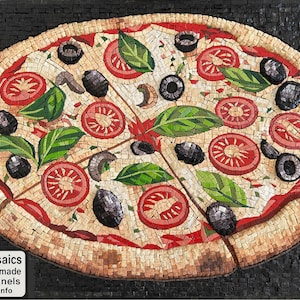 Puede incluir: Una pizza de mosaico con corteza, salsa roja, tomates en rodajas, aceitunas negras, hojas de albahaca y champiñones. La pizza está hecha de pequeñas baldosas cuadradas de varios colores. El mosaico está sobre un fondo negro.