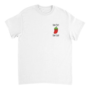 Puede incluir: Camiseta blanca con un gráfico de chile rojo y verde y el texto "Baw Phet Baw Saap".