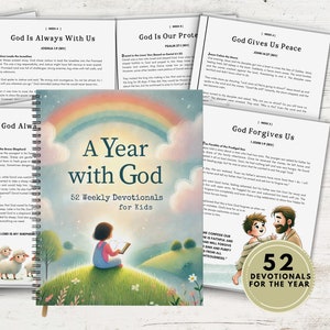 Könnte beinhalten: Ein farbenfroher Buchumschlag mit einem Regenbogen und Wolken. Der Titel lautet "A Year with God 52 Weekly Devotionals for Kids". Ein Mädchen sitzt auf einem Hügel und liest ein Buch.