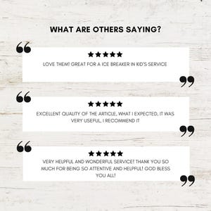 K&ouml;nnte beinhalten: Bild mit Kundenbewertungen und der &Uuml;berschrift "WHAT ARE OTHERS SAYING?". Es werden drei Bewertungen angezeigt, jede mit einer 5-Sterne-Bewertung und positiven Kommentaren. Der Hintergrund hat ein helles Holzmaserungsmuster.