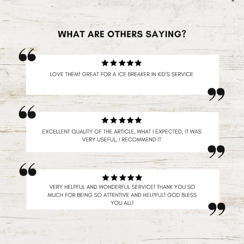 K&ouml;nnte beinhalten: Bild mit Kundenbewertungen und der &Uuml;berschrift "WHAT ARE OTHERS SAYING?". Es werden drei Bewertungen angezeigt, jede mit einer 5-Sterne-Bewertung und positiven Kommentaren. Der Hintergrund hat ein helles Holzmaserungsmuster.
