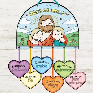 May include: A colourful wall hanging with the text "Dios es amor" and "1 Juan 4:8". The image depicts Jesus with two children, surrounded by hearts and the words "El amor es..." followed by various virtues on heart-shaped pendants.