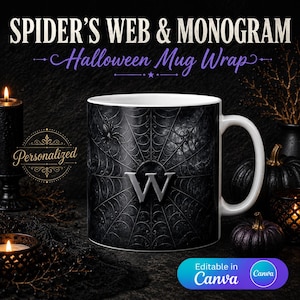 Peut inclure: Un mug en céramique blanche orné d'un motif de toile d'araignée sombre et gothique sur toute sa surface. Le design présente une lettre W proéminente et centrée dans une police argentée métallique. Une petite araignée est visible.
