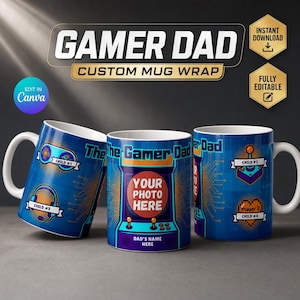 Puede incluir: Tres tazas de cerámica blanca con un diseño envolvente azul de temática gamer. Incluye un gráfico de máquina arcade con un espacio para una foto, el texto "The Gamer Dad", "YOUR PHOTO HERE" y "DAD'S NAME HERE", además de varios iconos de juegos.