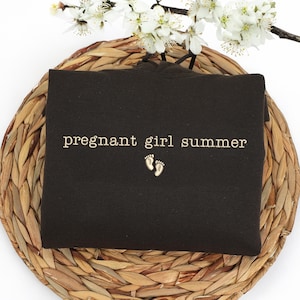Letnia koszulka dla ciężarnej dziewczyny - spersonalizowany prezent dla przyszłej mamy - koszulka z informacją o ciąży - prezent na baby shower lub ujawnienie dziecka dla mamy, babci