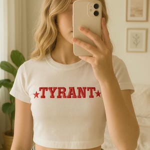 T-shirt tyran brodé personnalisé - T-shirt texte personnalisé pour femme - T-shirt EVJF western - chemise meilleure amie - cadeau pour un ami - chemise de concert