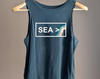 SEA > i Shirt Tank Top | Meer ist größer als ich | Surfshirt | Surf Brands | Weiche Baumwollmischung